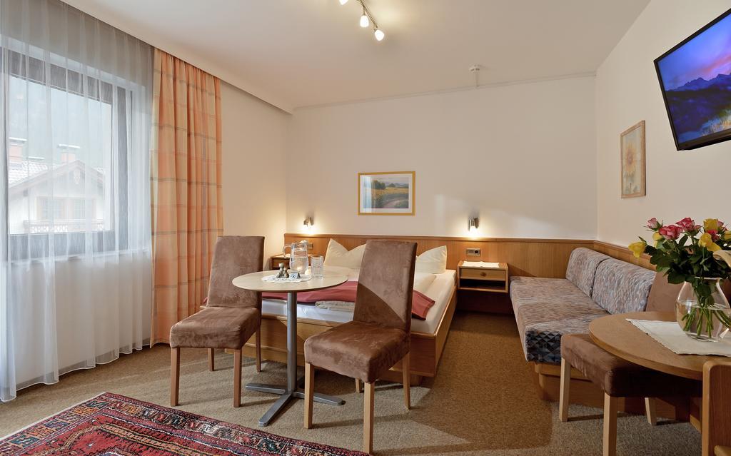 Hotel Garni Jennewein Mayrhofen Ruang foto