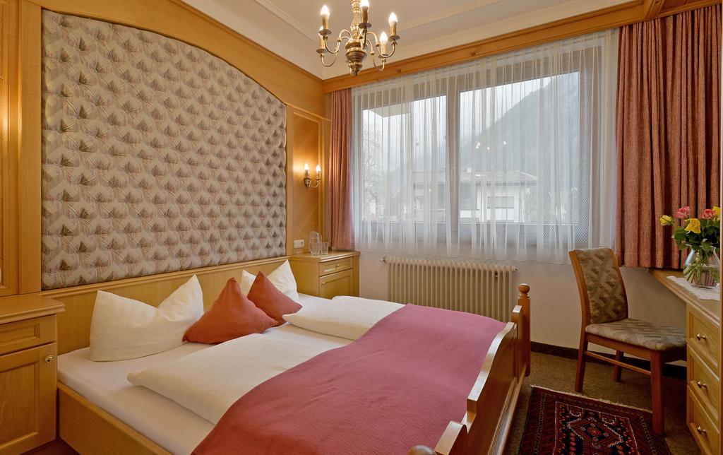 Hotel Garni Jennewein Mayrhofen Ruang foto