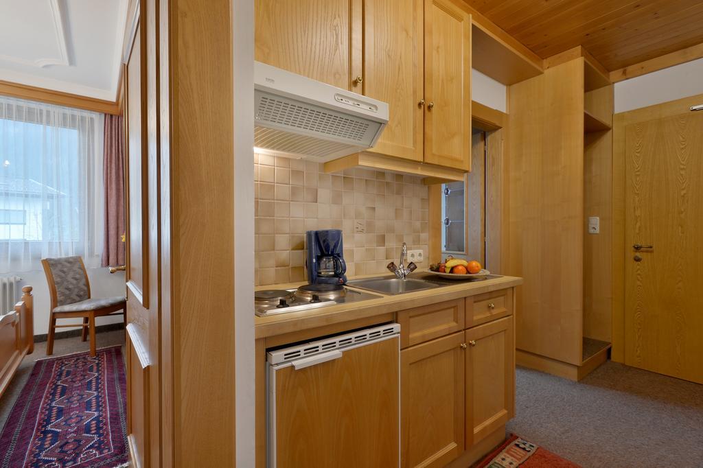Hotel Garni Jennewein Mayrhofen Ruang foto