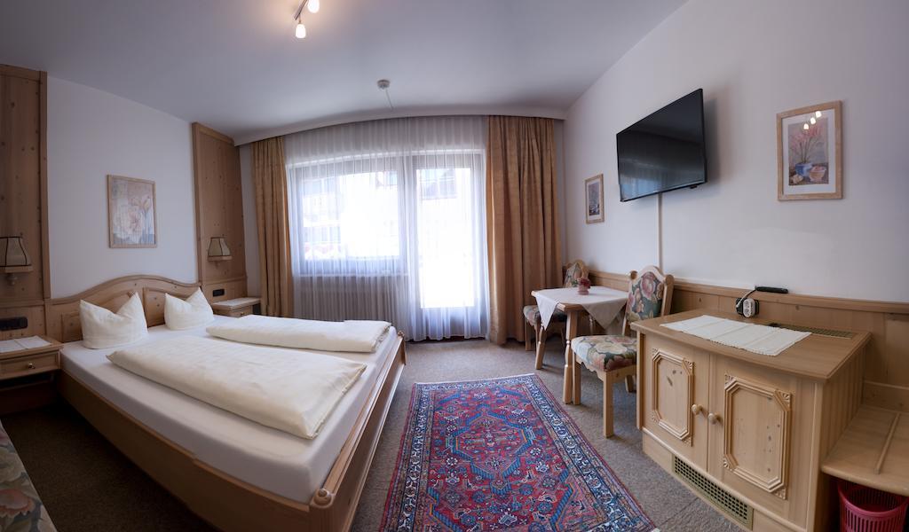 Hotel Garni Jennewein Mayrhofen Ruang foto