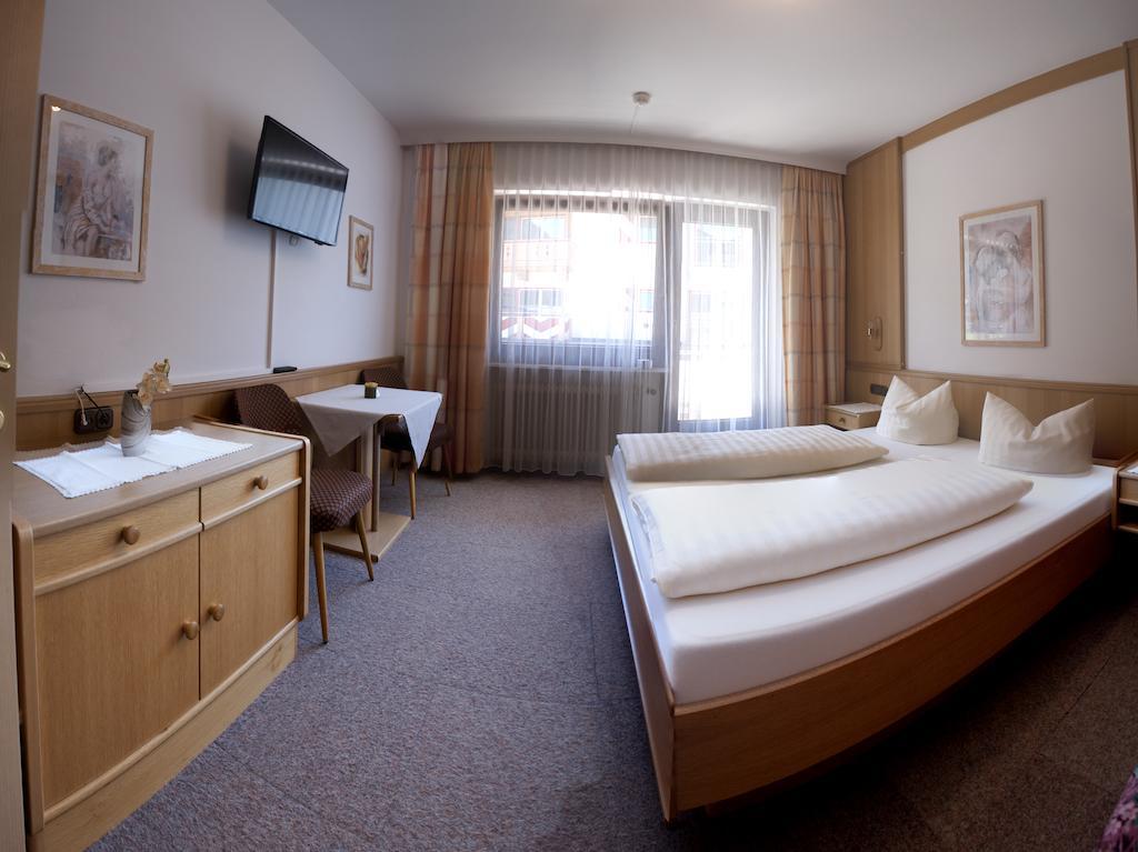 Hotel Garni Jennewein Mayrhofen Ruang foto