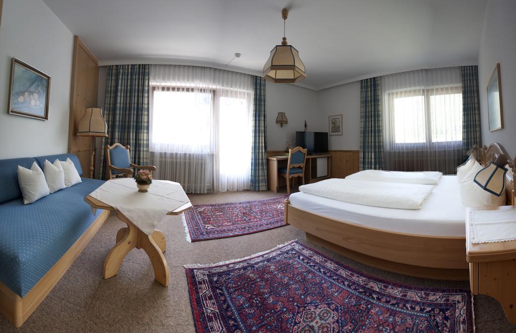Hotel Garni Jennewein Mayrhofen Ruang foto