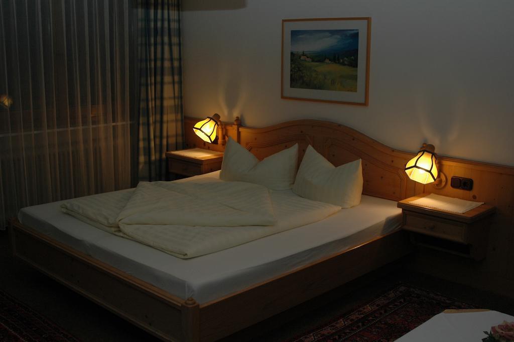Hotel Garni Jennewein Mayrhofen Ruang foto