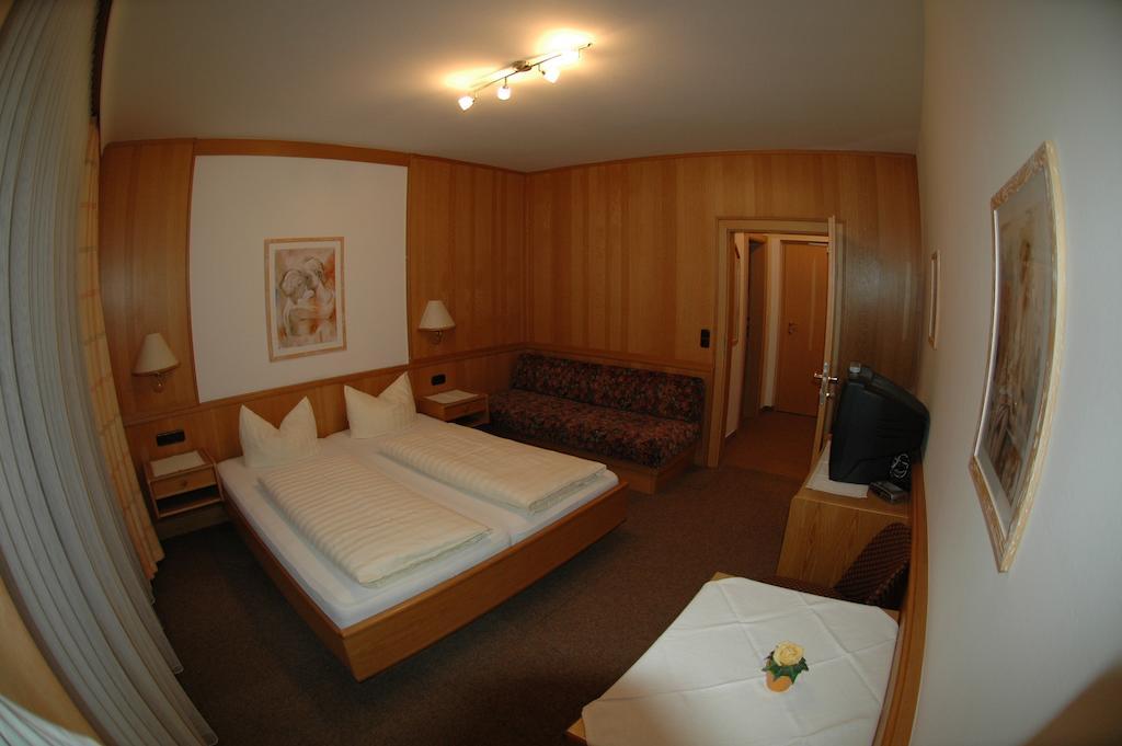 Hotel Garni Jennewein Mayrhofen Ruang foto
