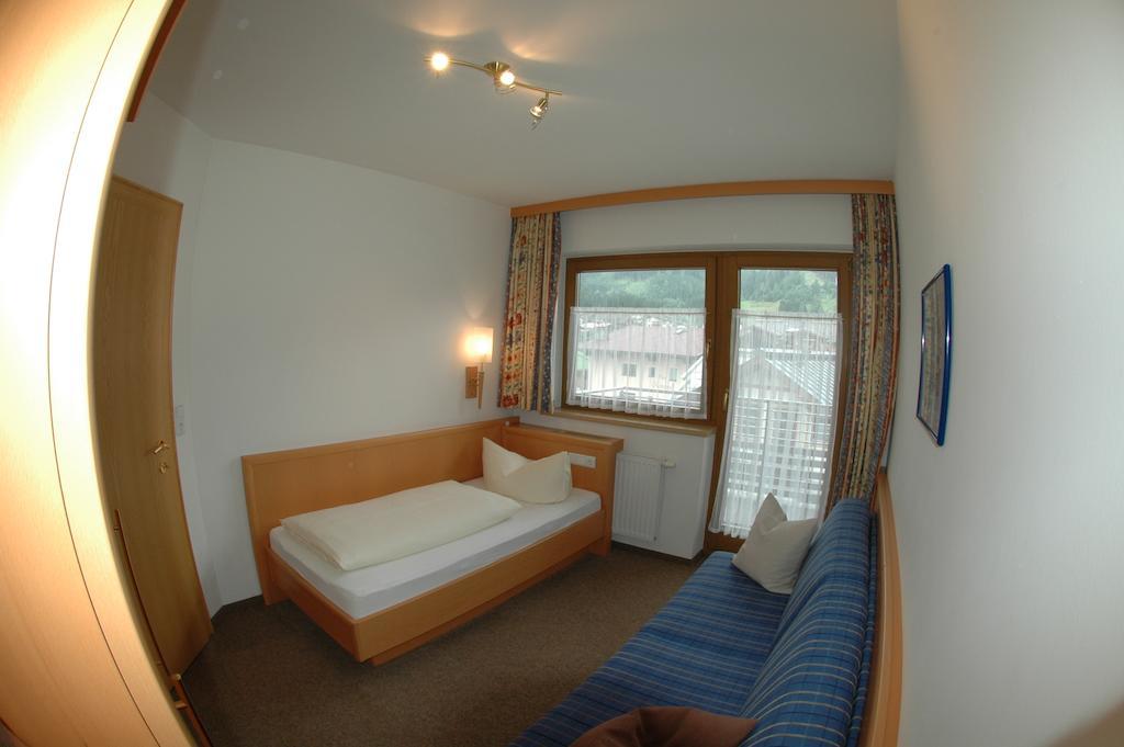 Hotel Garni Jennewein Mayrhofen Ruang foto